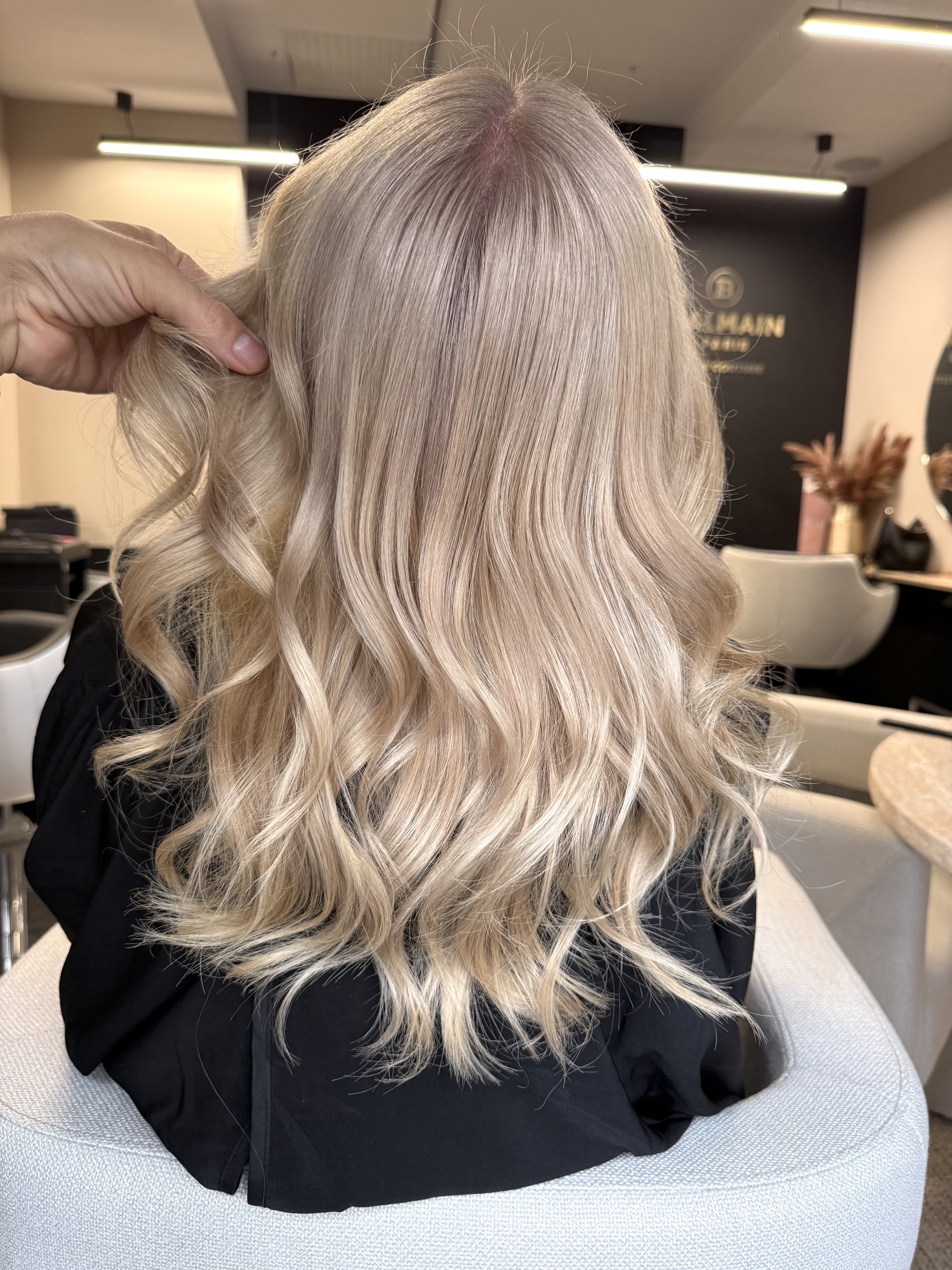 Jasny blond z miękkimi falami widziany od tyłu